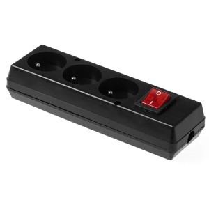 Czarna listwa zasilająca t.b.t. z trzema gniazdami i czerwonym włącznikiem.