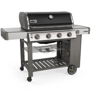 Grill gazowy Weber z czterema palnikami, czarny i srebrny.