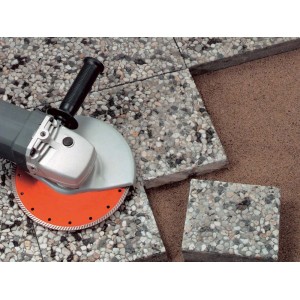 Tarcza diamentowa Turbo 115 mm w użyciu ze szlifierką kątową do cięcia kamienia.