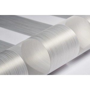 Zbliżenie szarej rolety t.b.t. w paski.