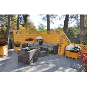 Scena z drewnianym ogrodzeniem, meblami ogrodowymi i skrzynkami na kwiaty. Idealne do ogrodu.