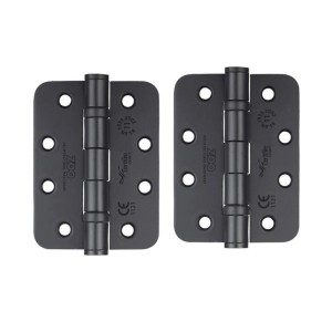 Dwa czarne zawiasy do drzwi meblowych.