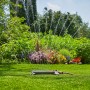 Zraszacz wahadłowy Gardena AquaZoom S nawadnia trawnik w ogrodzie.