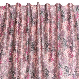 Dekoracyjna zasłona we wzory kwiatowe w kolorze różowym i szarym. Idealna do salonu i sypialni.