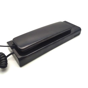 Czarny telefon t.b.t. do domofonu, montaż natynkowy.