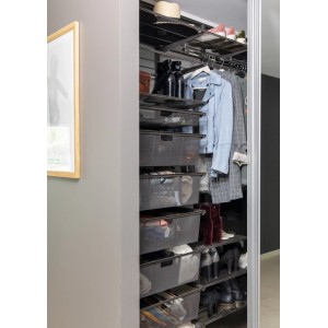 Otwarta szafa z półkami i koszami do przechowywania, Kategoria: Organizacja szafy.