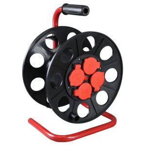 Czarny przedłużacz na bębnie z czerwoną ramą i czterema czerwonymi gniazdami.