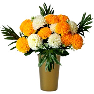 Dekoracyjna kompozycja t.b.t. z pomarańczowymi i białymi kwiatami w złotej wazie do dekoracji ogrodu.