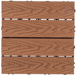 Kwadratowa płyta podestowa t.b.t. z efektem drewna do użytku zewnętrznego.