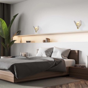 Dwa złote kinkiety LED Kinkiety w sypialni.