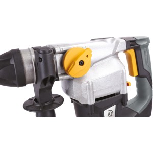 Zbliżenie młotowiertarki CMI 800 W C-BH-800 B, szczegóły uchwytu wiertarskiego i przełącznika.