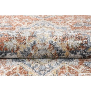 Zbliżenie wzorzystego dywanu z krótkim włosiem.