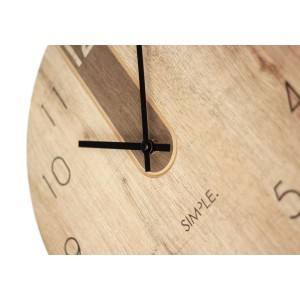 Zbliżenie okrągłego, drewnianego zegara ściennego z czarnymi wskazówkami i prostym designem.