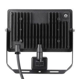 Widok z tyłu czarnego naświetlacza LED z żebrami chłodzącymi i przyłączem kablowym.