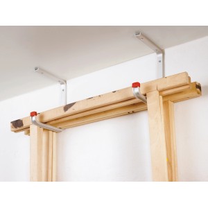 Aluminiowy hak sufitowy profilu U, do montażu na suficie, z drewnianą ramą.