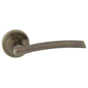 Klamka do drzwi t.b.t. w kolorze brązu do drzwi wewnętrznych.