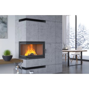 Wbudowany kominek z przeszklonym frontem i palącym się drewnem w nowoczesnym salonie.