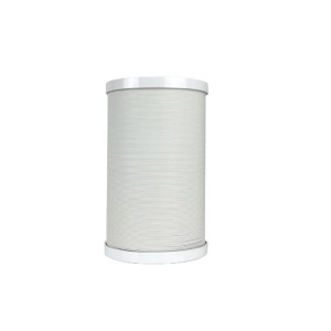 Elastyczny biały wąż odprowadzający powietrze do klimatyzatorów.