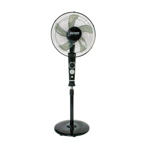 Czarny wentylator stojący t.b.t. dla przyjemnego chłodzenia w pomieszczeniu.