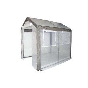 Mała szklarnia foliowa z oknem i drzwiami do ogrodu.