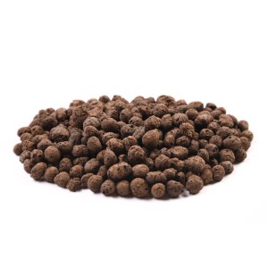 Brązowe kulki keramzytu do ogrodu.