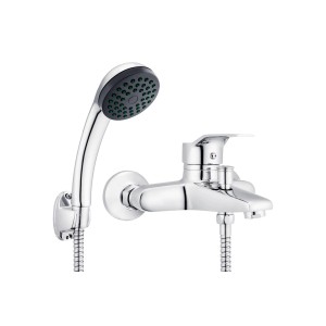 Chromowana bateria wannowa t.b.t. z słuchawką prysznicową.