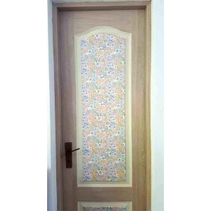 Drewniane drzwi z naklejoną samoprzylepną folią w kwiaty. Folia samoprzylepna na drzwi.