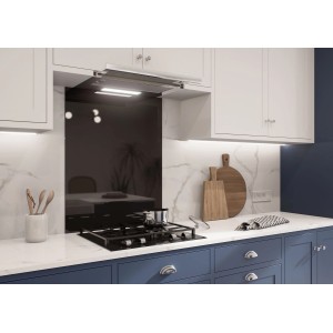 Czarny panel kuchenny za płytą grzewczą w nowoczesnej kuchni.