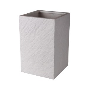 Kwadratowa, biała donica t.b.t. Donice o teksturowanej powierzchni.