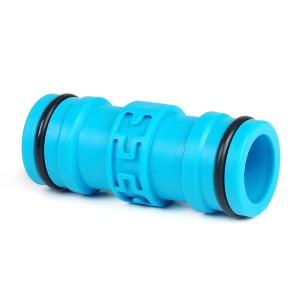 Niebieskie złącze wodne t.b.t. z czarnymi pierścieniami uszczelniającymi do węży ogrodowych.