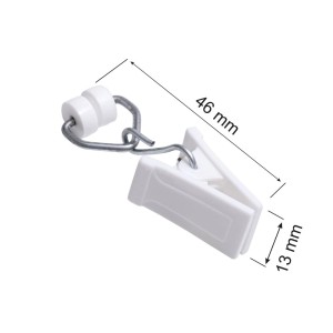 Biały rolka do zasłon z klipsem do karniszy, zbliżenie.