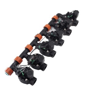 t.b.t. do nawadniania podziemnego, składający się z zaworów i złączek.