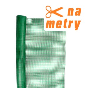 Zielona, zwinięta siatka jako pomoc ogrodnicza, sprzedawana na metry.