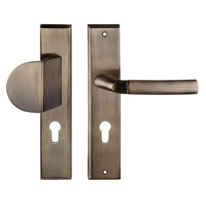 Zestaw klamek do drzwi wewnętrznych w kolorze brązu.