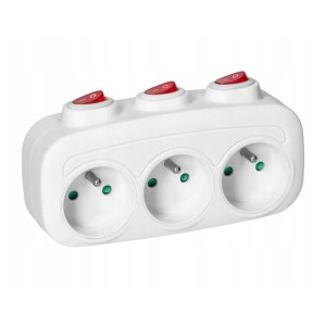 Biały rozgałęźnik t.b.t. z trzema gniazdami i czerwonymi włącznikami.