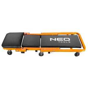 Leżanka warsztatowa NEO Tools, pomarańczowa rama z czarnymi poduszkami i kółkami.