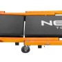 Leżanka warsztatowa NEO Tools, pomarańczowa rama z czarnymi poduszkami i kółkami.