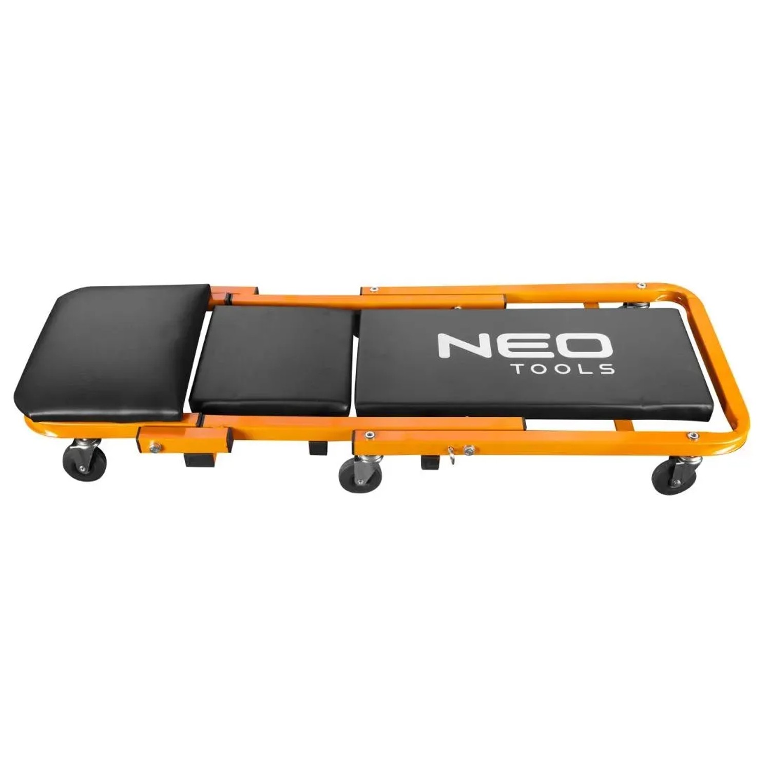Leżanka warsztatowa NEO Tools, pomarańczowa rama z czarnymi poduszkami i kółkami.