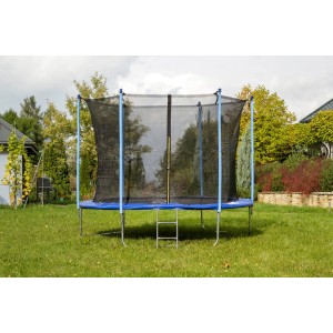 Niebieska trampolina ogrodowa z siatką zabezpieczającą i drabinką na zielonym trawniku.