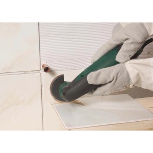 Tarcza segmentowa LUX HM 85 mm w użyciu do usuwania resztek kleju do płytek.