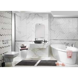 Nowoczesna łazienka z toaletą, wanną, umywalką i szarymi dywanikami łazienkowymi.