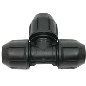 Czarny trójnik do nawadniania podziemnego.