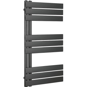Czarny grzejnik t.b.t. z poziomymi rurkami do łazienki i salonu.