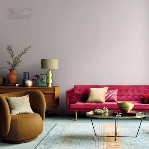 Salon z pastelową różową farbą na ścianach. Kolorowe farby do ścian dla przytulnego domu.
