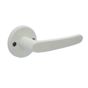 Biały zestaw klamek do drzwi wewnętrznych.