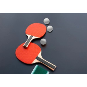 Zestaw do tenisa stołowego z rakietkami i piłkami do gry i zabawy.