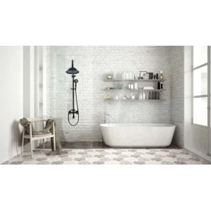 Czarna kolumna prysznicowa t.b.t. z deszczownicą i słuchawką na białej ścianie.