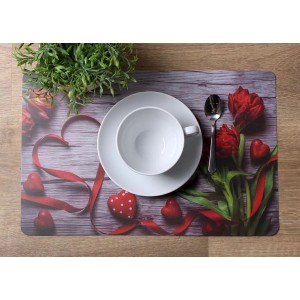 Podkładka na stół z tulipanami, dekoracją serca i zastawą stołową na stole z efektem drewna. Dekoracyjny t.b.t.