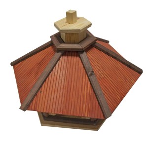 Drewniany karmnik dla ptaków z czerwonym dachem i ciemnymi listwami ozdobnymi. Kategoria: Karmniki dla ptaków.