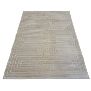 Beżowy dywan z krótkim włosiem i geometrycznym wzorem.